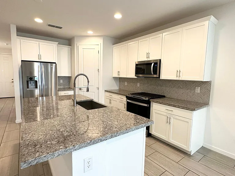 6816 W Valley View Dr — Photo 1