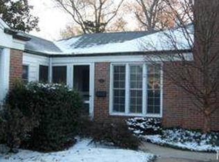 828 N McKnight Rd, Saint Louis, MO 63132