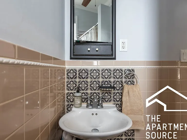 2223 W Wellington Ave #1F — Photo 8