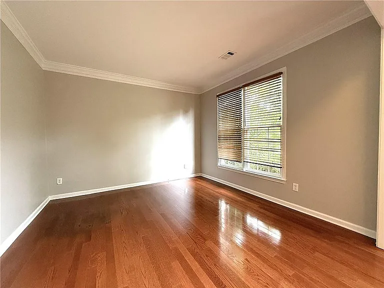 1310 Rosewood Dr — Photo 4
