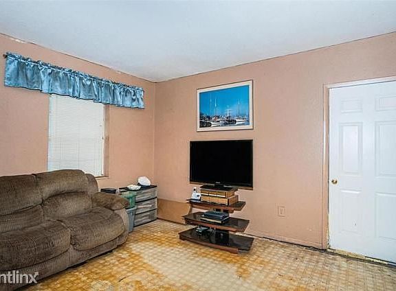 4th image of 7909R Croton Ave