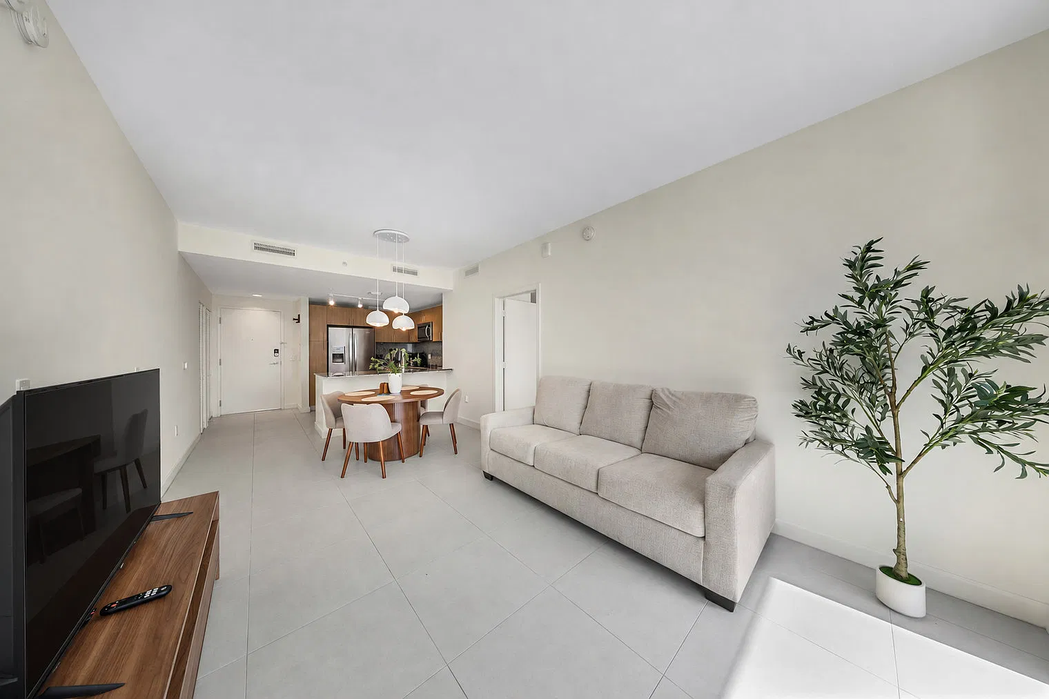 1 bed, 1.0 bath, 1011 sqft, $5,160 — Photo 3