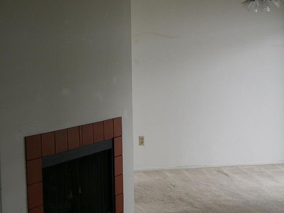 3rd image of 1846 N Vineyard Ave APT C
