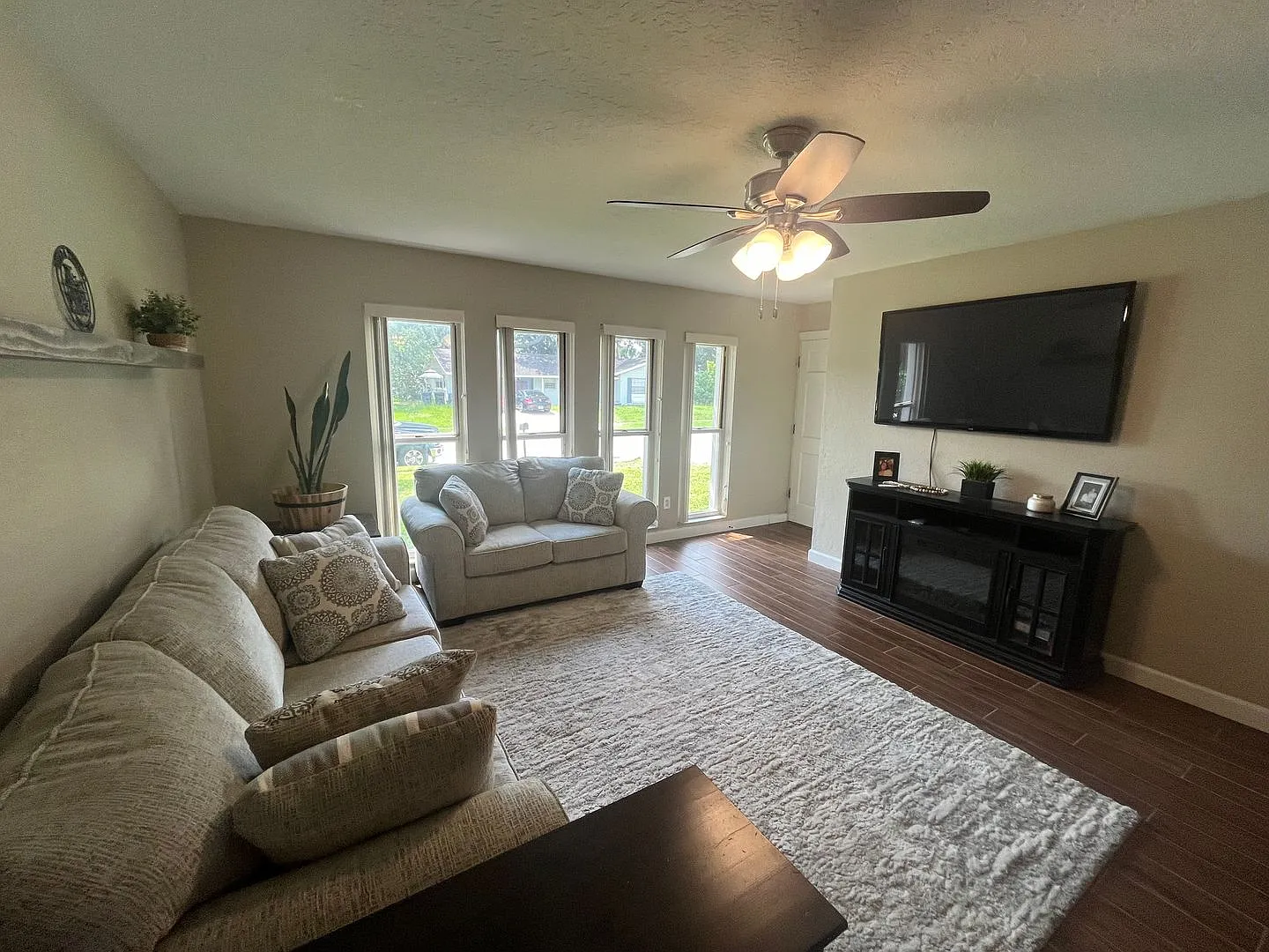 Stunning 3-Bedroom Home with Pool and Custom Features in Winter Park, FL — Photo 3
