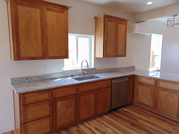 5th image of 716 Dahl Pl
