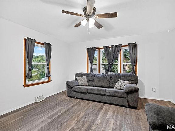 5th image of 205 Locust St