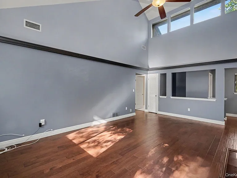 212 Old Farm Ln — Photo 2