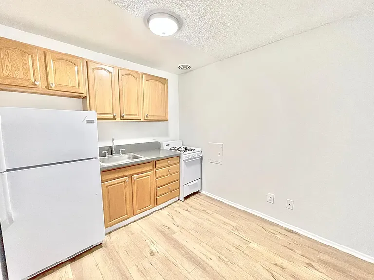450 S Venice Blvd #6 — Photo 2