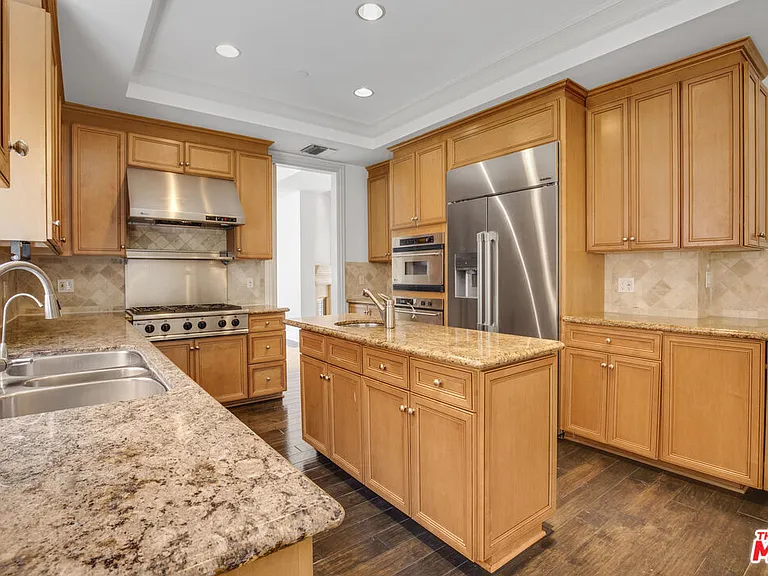 132 S Maple Dr #201 — Photo 8