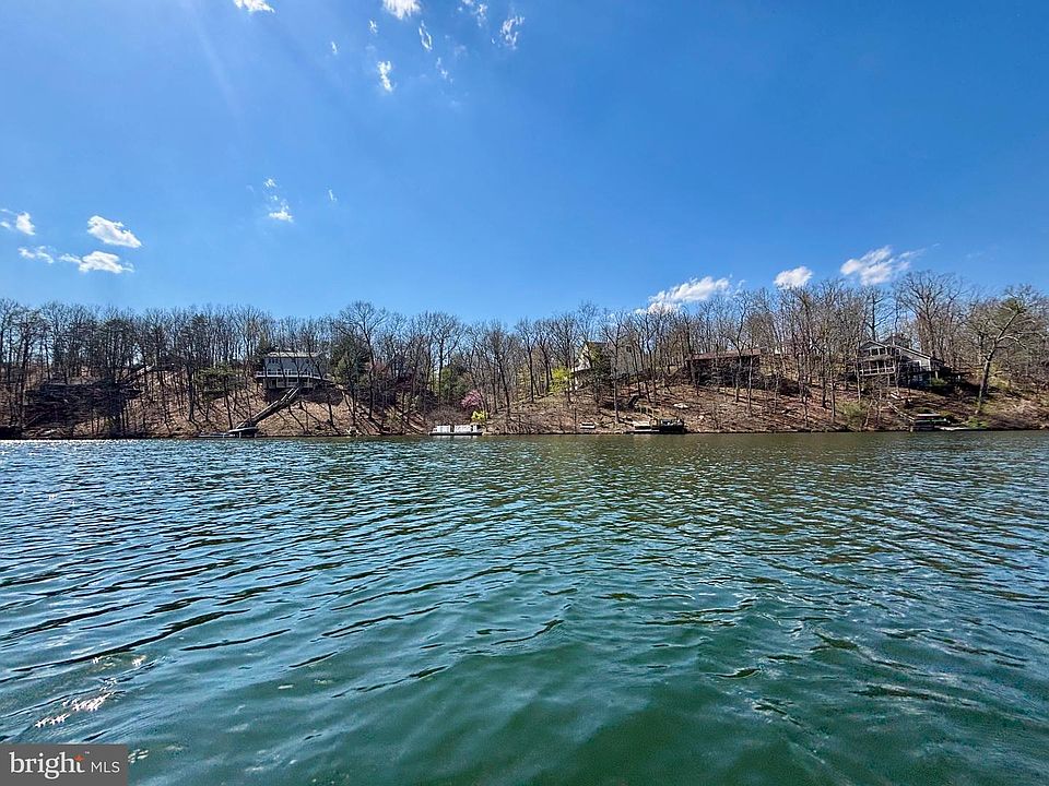 1st image of 1065 Lakeview Dr