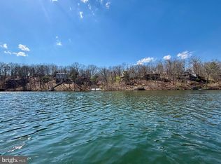 1065 Lakeview Dr, Cross Junction, VA 22625