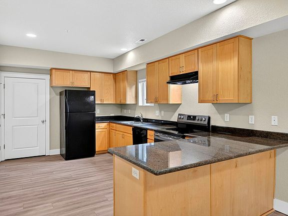 2nd image of 17218 NE Glisan St