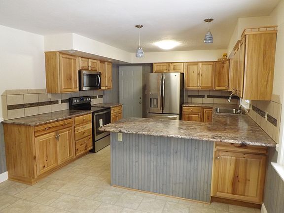 Open kitchen/ dining area