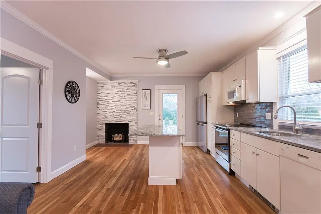 3 bed, 2.0 bath, 1729 sqft, $2,700 — Photo 2