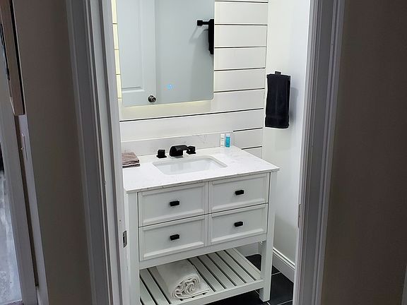 4th image of 2409 W Washington Pl