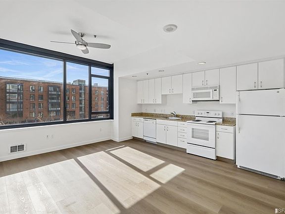 2nd image of 250 King St Unit 368