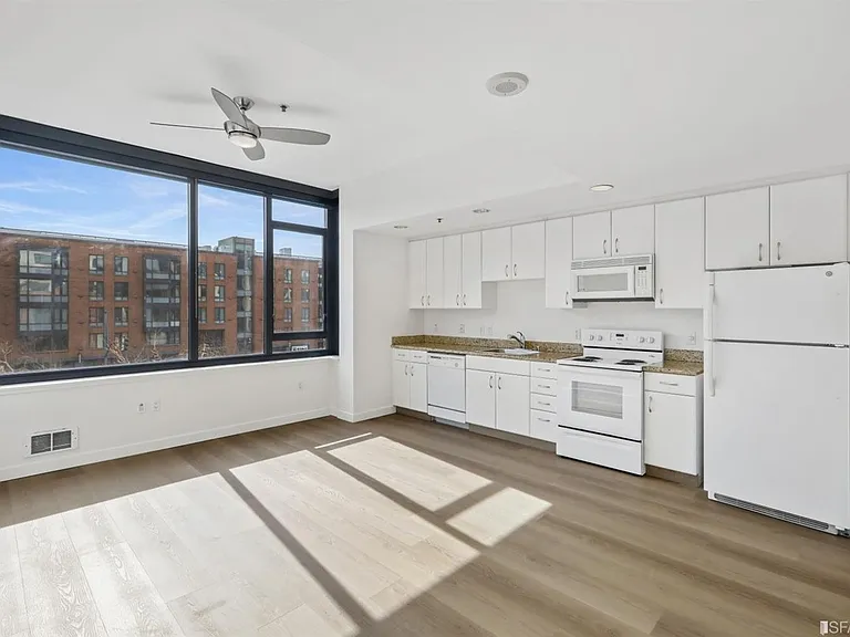 250 King St #368 — Photo 2