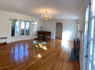 48 Squirrel Hill Rd, East Hills, NY 11577