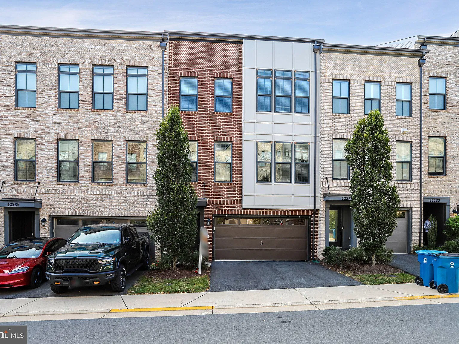 3 bed, 3.5 bath, 3192 sqft, $3,795 — Photo 2