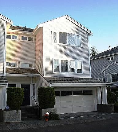 Like new this desirable end unit has 3 bedrms, 2.5 baths 1613 sq ft.