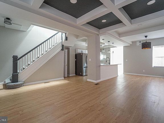 5th image of 2829 Baker St