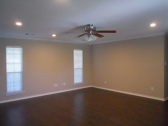 4th image of 813 Cottonwood Dr