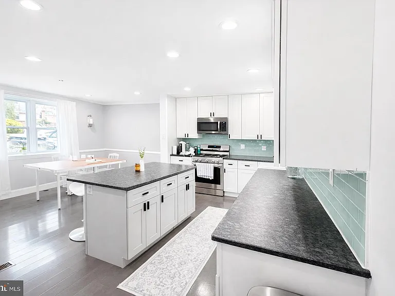 901 Cooke Ln — Photo 4