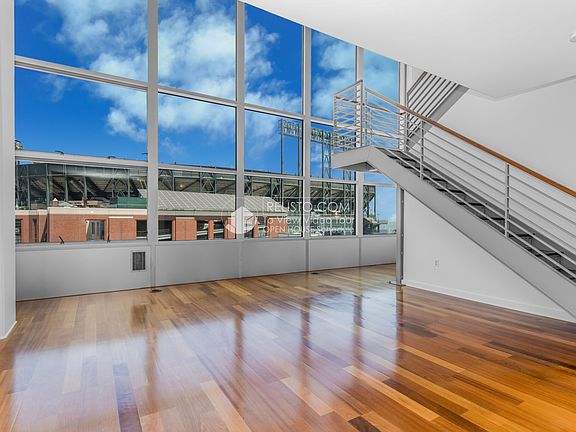 3rd image of 207 King St APT 707