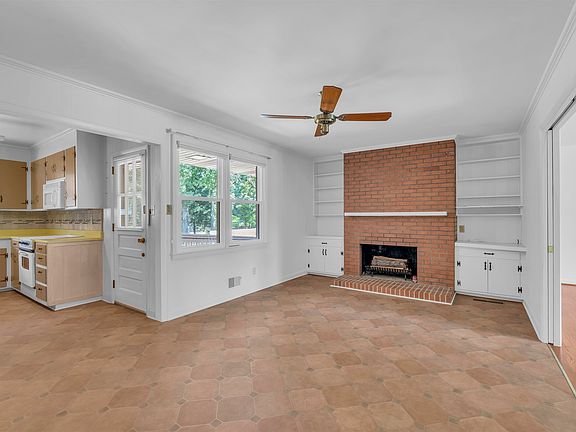 5th image of 402 Springwood Dr