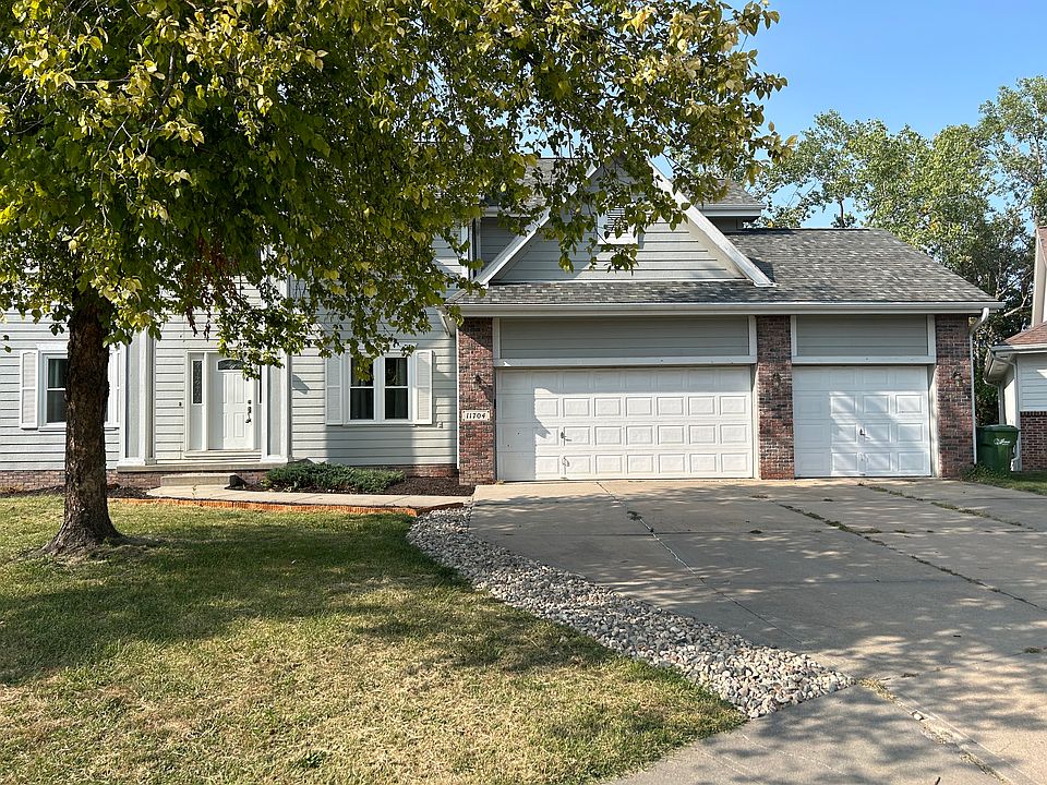 Exterior Front 3 car garage