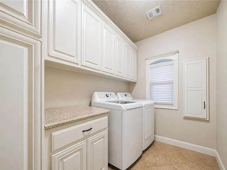 2404 Lancaster Ct — Photo 14