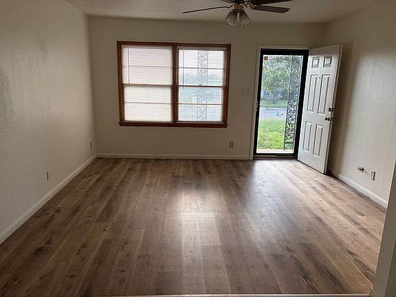 3rd image of 604 Steakley St