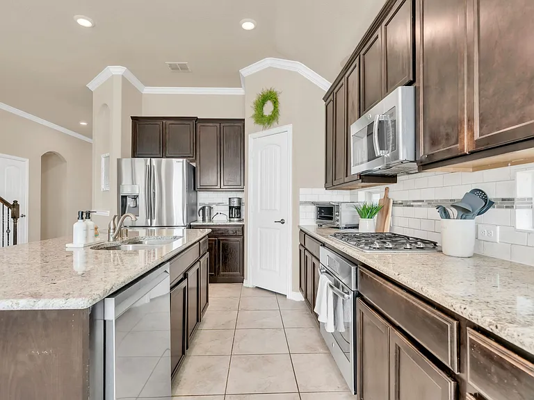 905 Avian Dr — Photo 10