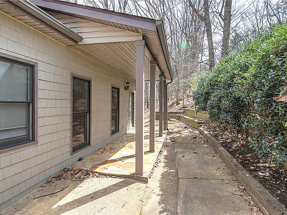 2nd image of 207 Stone Ridge Ct