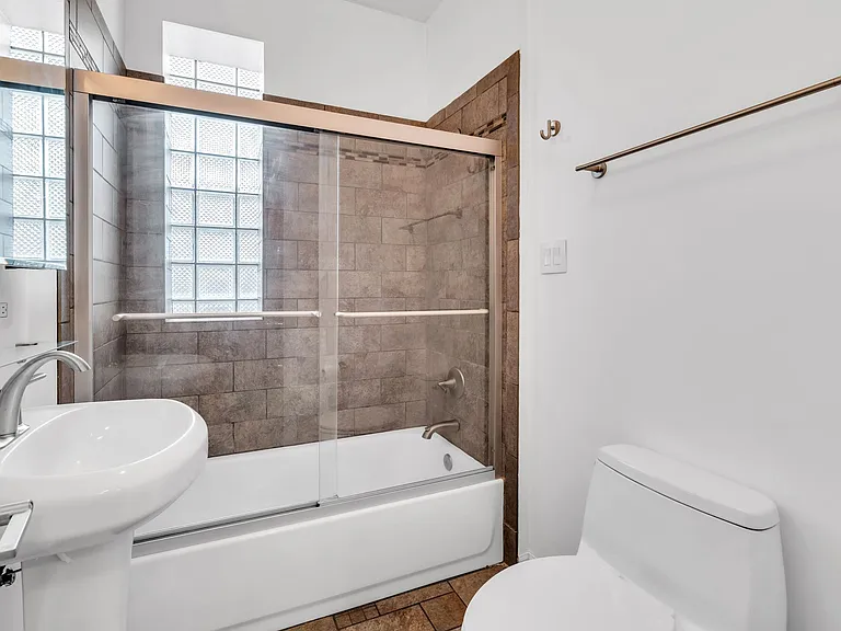 841 W 33rd St #1R — Photo 11