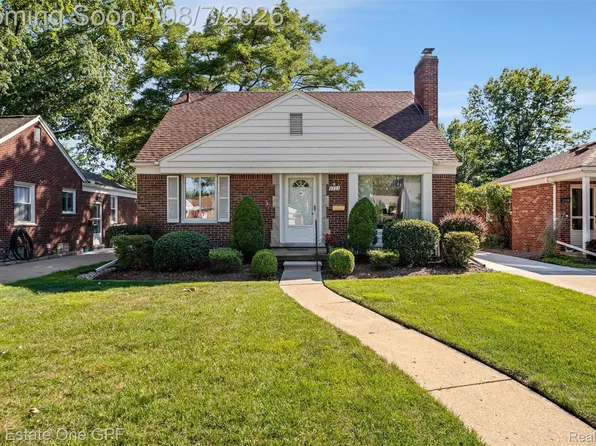 2121 Stanhope St, Grosse Pointe Woods, MI 48236