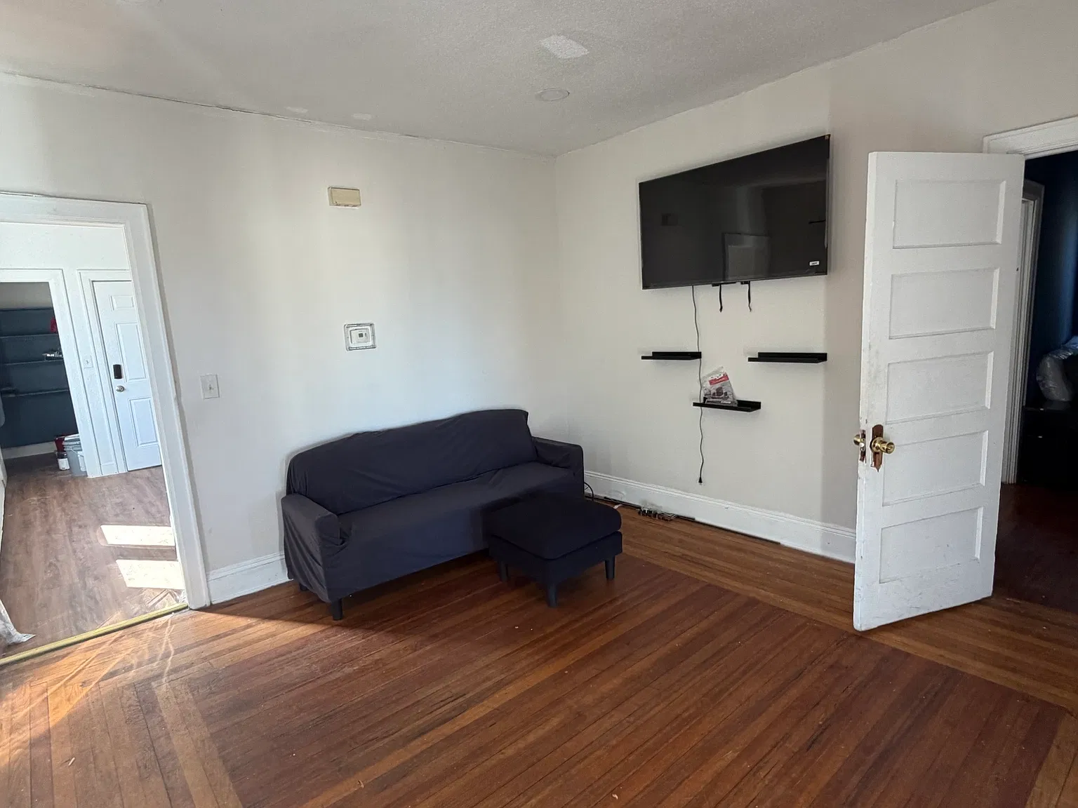 4 bed, 1.0 bath, 1200 sqft, $2,000 — Photo 4