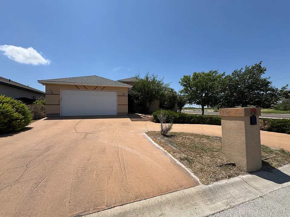 10 Yvonne Dr