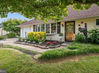 11 Cardinal Rd, Levittown, PA 19057