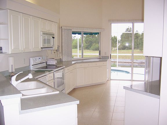 Hugh Eat-In Kitchen