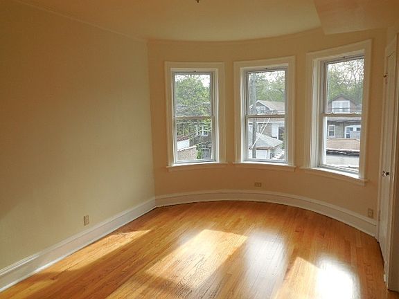 3rd image of 6742 N Rockwell St #2