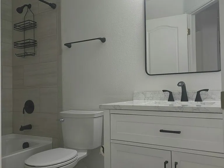 512 April Ln #B — Photo 8