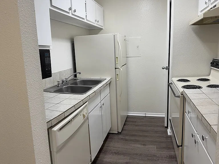 Wilshire Park Apartments — Photo 55