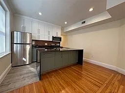 73 Thatcher St Photo 1