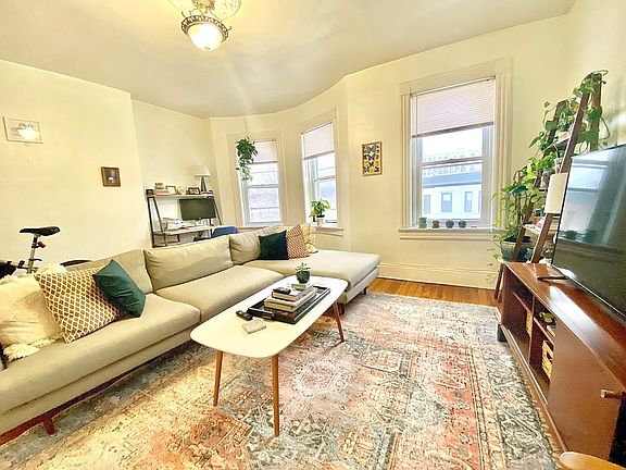 2nd image of 20 Saint Francis Pl Floor 3