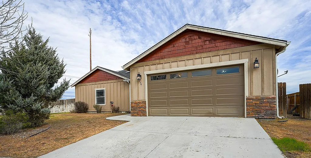 376 NW Crestview Ct photo 1