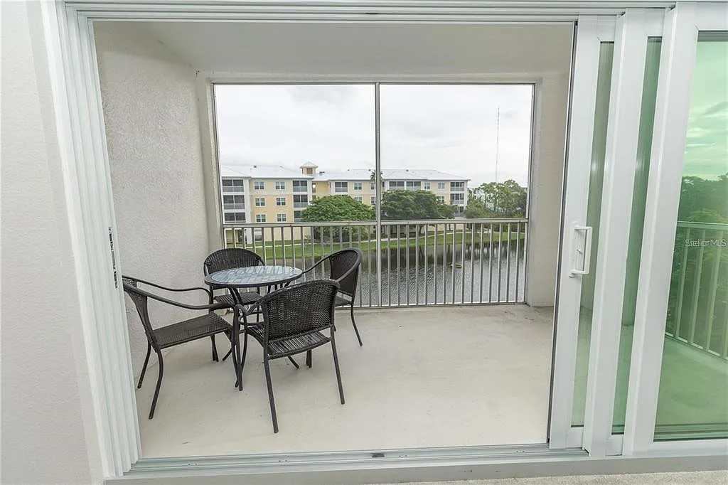 2 bed, 2.0 bath, 996 sqft, $2,000 — Photo 4