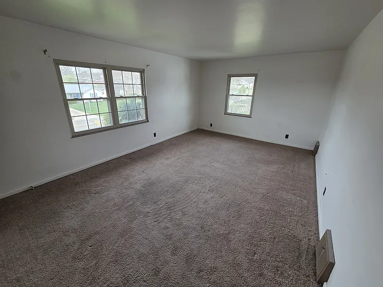 576 Harding Rd — Photo 2
