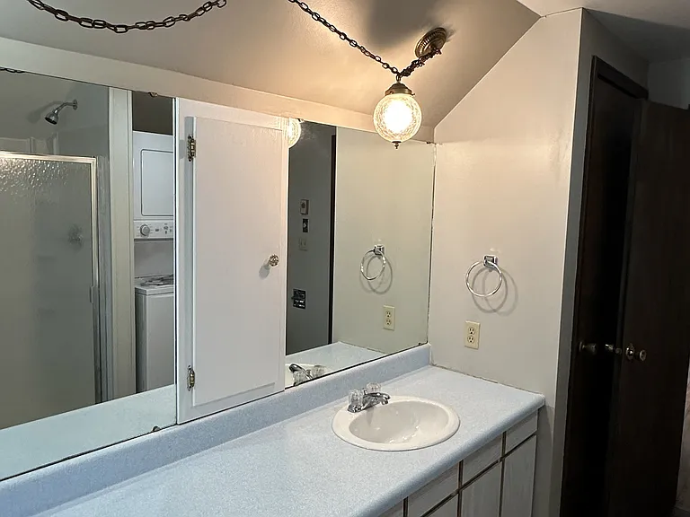 713 N Main St #1/2 — Photo 6