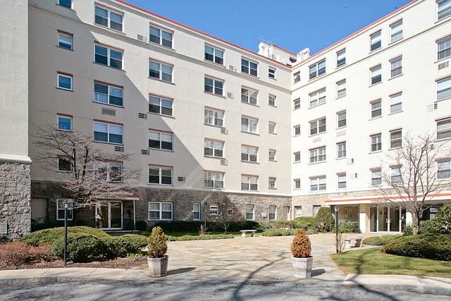 2nd image of 3 Stoneleigh APT 1D
